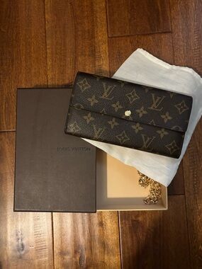 Louis Vuitton Monogram Sarah Wallet with Chain